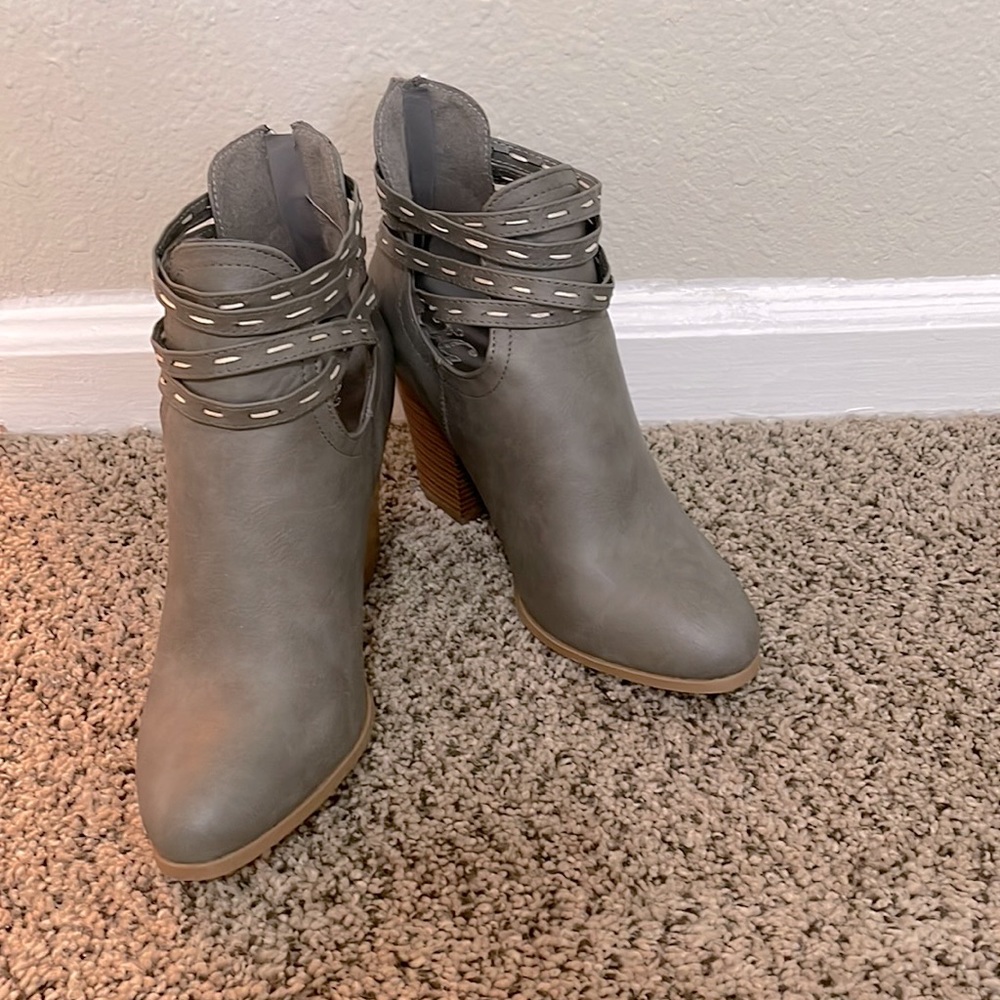 Women’s gray JG heel boots, size 9